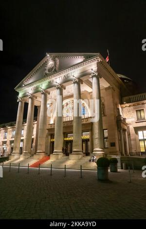 Wiesbaden, Germania - 31 gennaio 2020: Il casinò Wiesbaden con ingresso famoso con colonne romane di notte. Foto Stock