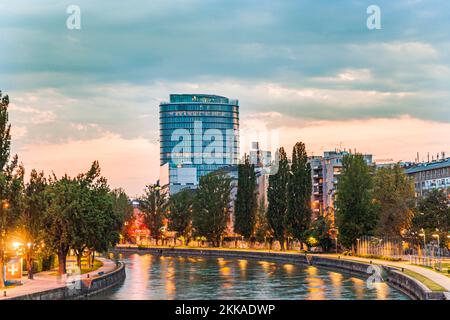 Vienna, Austria - 22 aprile 2009: Facciata della torre unica a Vienna, Austria. L'edificio ha ricevuto l'etichetta GreenBuilding dell'Unione europea. È illum Foto Stock