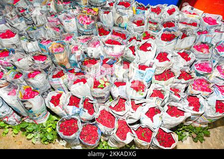 Bangkok, Thailandia - 12 maggio 2009: Rose rosse confezionate per la vendita al mercato notturno dei fiori Pak Klong Thalat a Bangkok. Foto Stock