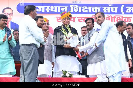 Jaipur, India, 25 novembre 2022: Rajasthan il ministro principale Ashok Gehlot che è accolto dagli insegnanti durante la conferenza educativa di livello statale dell'associazione degli insegnanti di Rajasthan a Jaipur. Credit: Sumit Saraswat/Alamy Live News Foto Stock