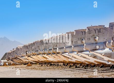 Tucson, USA - 13 giugno 2012: Davis-Monthan Air Force base AMARG Boneyard a Tucson, Arizona. È il luogo in cui quasi 5.000 aerei sono andati a d Foto Stock