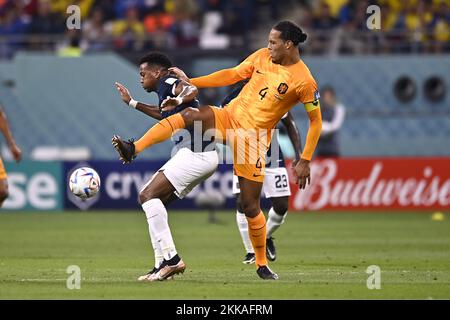 Foto Fabio Ferrari/LaPresse 25 Novembre 2022 Doha Khalifa Stadium, Qatar - Sport - Calcio - Qatar 2022 - Coppa del mondo FIFA - Olana vs Ecuador - Gruppo A - Fase a Gironi - nella foto: Virgil van Dijk 25 novembre 2022 Stadio Doha Khalifa, Qatar - sport - Calcio - Qatar 2022- Coppa del mondo FIFA - Paesi Bassi vs Ecuador - Gruppo A - stage di gruppo - nel pic: Virgil van Dijk Foto Stock