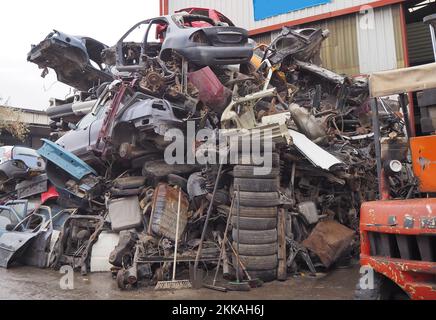 Veicoli impilati e parti di automobili. Foto Stock