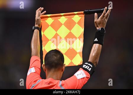 Doha, Qatar. 25th Nov 2022. Foto Fabio Ferrari/LaPresse 25 Novembre 2022 Doha Khalifa Stadium, Qatar - Sport - Calcio - Qatar 2022 - Coppa del mondo FIFA - Olana vs Ecuador - Gruppo A - Fase a Gironi - nella foto: arbitro 25 novembre 2022 Doha Khalifa Stadium, Qatar - sport - Calcio - Qatar 2022- Coppa del mondo FIFA - Paesi Bassi vs Ecuador - Gruppo A - fase di gruppo - nel pic: Arbitro Credit: Sipa USA/Alamy Live News Foto Stock