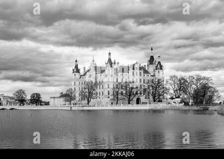 Schwerin, Germania - 12 aprile 2014: Famoso castello schwerin con lago di fronte a Schwerin, Germania. Foto Stock