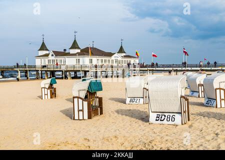 Ahlbeck, Germania - 20 aprile 2014: La gente gode il molo e la spiaggia di Heringsdorf, Germania. Il mar baltico nell'isola di Usedom è famoso per il suo tetto unico Foto Stock