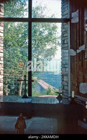 Una vista sul Passo del Brennero attraverso una finestra della chiesa in Austria. Il Passo del Brennero è un valico di montagna che attraversa le Alpi che costituiscono il confine tra Italia e Austria. foto scattata nel 1977. Foto Stock