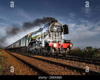 Il treno a vapore Flying Scotsman sulle rotaie contro un cielo blu Foto Stock