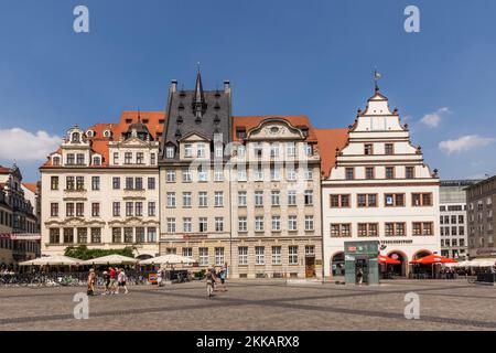 Lipsia, Germania - 4 agosto 2015: Piazza principale di Lipsia con mercato fieristico e facciate storiche della città vecchia. Foto Stock