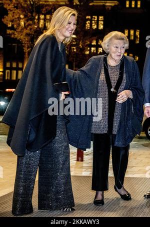 AMSTERDAM - la regina Maxima e la principessa Beatrix arrivano al Concertgebouw. Visitano un concerto della Royal Concertgebouw Orchestra, diretta dal futuro direttore generale Klaus Makela, di 26 anni. Regina Maxima è la patrona dell'orchestra. ANP ROBIN UTRECHT olanda fuori - belgio fuori Foto Stock