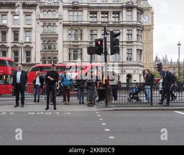 LONDRA, Regno Unito - CIRCA OTTOBRE 2022: Persone nel centro di Londra Foto Stock