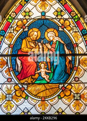 BIELLA, ITALIA - 15 LUGLIO 2022: La Sacra Famiglia nelle vetrate del Duomo dal 19. Foto Stock