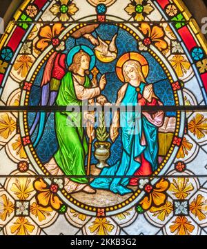 BIELLA, ITALIA - 15 LUGLIO 2022: L'Annunciazione nella vetrata del Duomo dal 19. Foto Stock