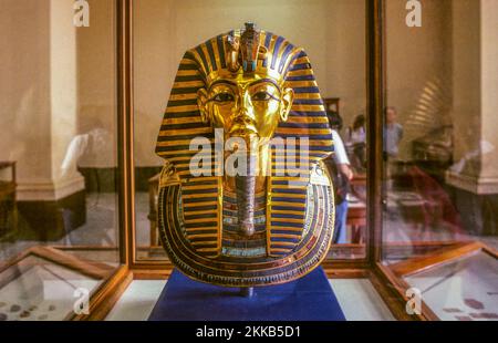 Cairo, Egitto - 6 marzo 1999: La maschera d'oro di Tutankhamun, composta da 11 kg di oro solido, è in mostra presso il Museo Egizio del Cairo, Egitto. Foto Stock