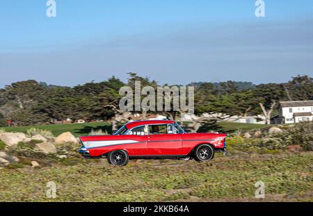 Carmel, USA - 26 luglio 2008: Un'auto classica naviga lungo la strada di 17 miglia vicino carmel in un classico rally auto. Foto Stock