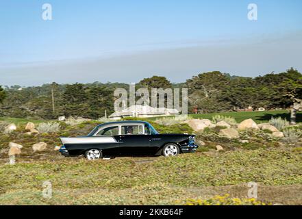 Carmel, USA - 26 luglio 2008: Un'auto classica naviga lungo la strada di 17 miglia vicino carmel in un classico rally auto. Foto Stock