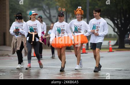 Austin Texas USA, novembre 24 2022: Alcuni di più di 20,00 corridori ed escursionisti partecipano al 32nd° Thundercloud Subs Turkey Trot, un evento annuale di cinque miglia attraverso il centro di Austin. I corridori hanno sfidato una temperatura leggermente piovosa e più fredda che ha reso una piacevole attività mattutina prima della tradizionale cena del Ringraziamento. ©Bob Daemmrich Foto Stock