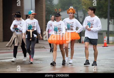 Austin Texas USA, novembre 24 2022: Alcuni di più di 20,00 corridori ed escursionisti partecipano al 32nd° Thundercloud Subs Turkey Trot, un evento annuale di cinque miglia attraverso il centro di Austin. I corridori hanno sfidato una temperatura leggermente piovosa e più fredda che ha reso una piacevole attività mattutina prima della tradizionale cena del Ringraziamento. ©Bob Daemmrich Foto Stock