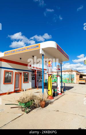 Williams, Arizona - 7 marzo 2019: Pete's gas station Museum. È stata una stazione da molto tempo, ma l'edificio attuale è stato costruito nel 1949. Foto Stock