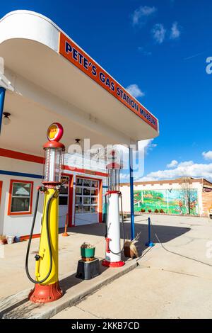 Williams, Arizona - 7 marzo 2019: Pete's gas station Museum. È stata una stazione da molto tempo, ma l'edificio attuale è stato costruito nel 1949. Foto Stock