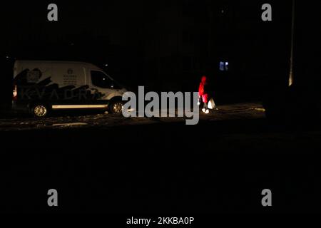 Novembre 23, 2022, Kiev, Kiev, Ucraina: Donna porta borse durante blackout (immagine di credito: © Adaa Zagorodnya/ZUMA Press Wire) Foto Stock