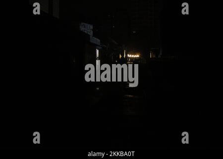 Novembre 23, 2022, Kiev, Kiev, Ucraina: Un po 'di luci possono essere viste all'esterno durante il blackout (Credit Image: © Adaa Zagorodnya/ZUMA Press Wire) Foto Stock