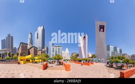 LOS ANGELES - USA, 3 MAGGIO 2019: Facciata del Ritz Carlton hotel e grattacielo nel centro di Los Angeles con pubblicità presso la facciata dell'hotel., 2019: peopl Foto Stock