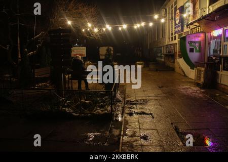 23 novembre 2022, Kyiv, Kyiv, Ucraina: Donna riposa vicino a un piccolo caffè nel cortile di Kyiv gestito su un generatore. (Credit Image: © Adaa Zagorodnya/ZUMA Press Wire) Foto Stock