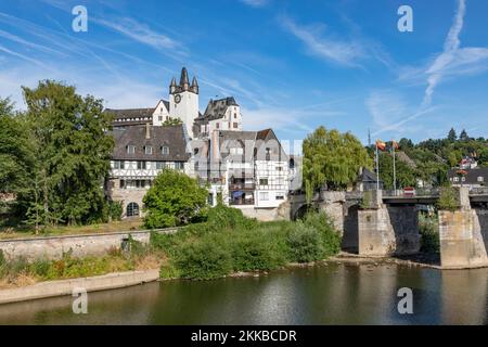 Diez, Germania - 10 luglio 2019: Storico castello di Diez sul fiume Lahn , Renania-Palatinato, Germania. Vista fiabesca del castello dalla città vecchia. Ha storico Foto Stock