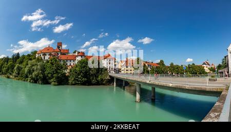 Fuessen, Germania - 4 agosto 2019: Palazzo superiore e monastero di Saint Mang a Fuessen sul fiume Lech, Germania. Foto Stock