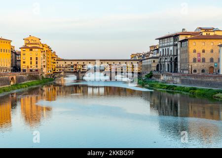 Firenze, Italia - 13 agosto 2019: Famoso Ponte Veccio storico a Firenze sul fiume Arno Foto Stock
