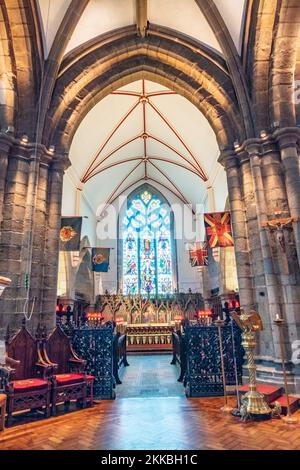 San Pietro Porto, Guernsey, Isole del canale - 16 settembre 2019: Altare con pannello di vetro colorato raffigurante varie figure bibliche all'interno del Coro della Città Foto Stock