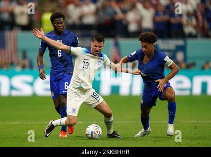 Il Mason Mount (al centro) dell'Inghilterra si batte con gli USA Tyler Adams (a destra) e Yunus Musah durante la partita di Coppa del mondo FIFA Group B allo stadio al Bayt di al Khor, Qatar. Data immagine: Venerdì 25 novembre 2022. Foto Stock