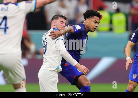 Al Khor, Qatar. 25th Nov 2022. Mason Mount of England è sfidato da Weston McKennie of USA durante la partita di Coppa del mondo FIFA Qatar 2022 tra Inghilterra e Stati Uniti al Bayt Stadium, al Khor, Qatar, il 25 novembre 2022. Foto di Peter Dovgan. Solo per uso editoriale, licenza richiesta per uso commerciale. Non è utilizzabile nelle scommesse, nei giochi o nelle pubblicazioni di un singolo club/campionato/giocatore. Credit: UK Sports Pics Ltd/Alamy Live News Foto Stock