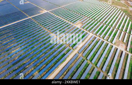 Concetto di soluzione energetica sostenibile. Pannelli solari senza telaio, impianto di stoccaggio dell'energia a batteria Foto Stock
