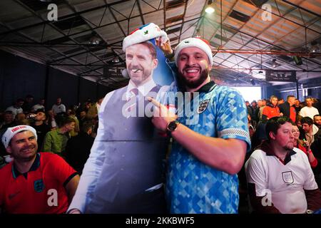 Un fan inglese si presenta per una foto accanto a un taglio di cartone del manager inglese Gareth Southgate al 4TheFans Fan Park di Secret Space, Birmingham, durante una proiezione della partita della Coppa del mondo FIFA Gruppo B tra Inghilterra e Stati Uniti. Data immagine: Venerdì 25 novembre 2022. Foto Stock