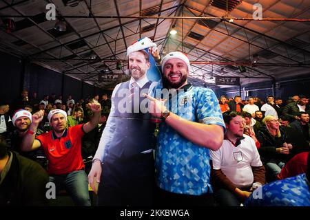 Un fan inglese si presenta per una foto accanto a un taglio di cartone del manager inglese Gareth Southgate al 4TheFans Fan Park di Secret Space, Birmingham, durante una proiezione della partita della Coppa del mondo FIFA Gruppo B tra Inghilterra e Stati Uniti. Data immagine: Venerdì 25 novembre 2022. Foto Stock