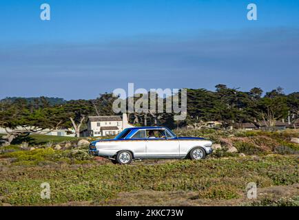 Carmel, USA - 26 luglio 2008: Un'auto classica naviga lungo la strada di 17 miglia vicino carmel in un classico rally auto. Foto Stock