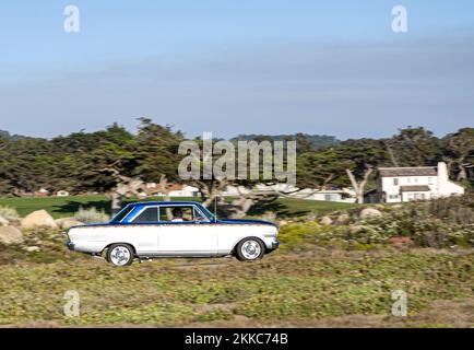 Carmel, USA - 26 luglio 2008: Un'auto classica naviga lungo la strada di 17 miglia vicino carmel in un classico rally auto. Foto Stock