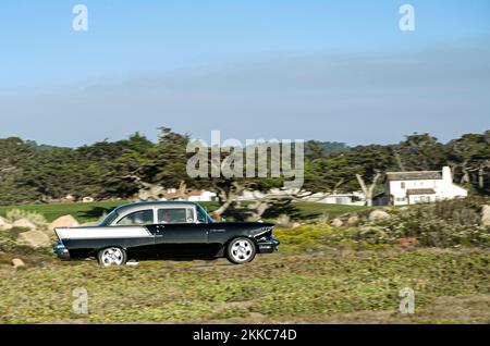 Carmel, USA - 26 luglio 2008: Un'auto classica naviga lungo la strada di 17 miglia vicino carmel in un classico rally auto. Foto Stock