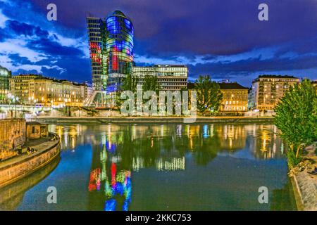 Vienna, Austria - 22 aprile 2009: Facciata della torre unica a Vienna, Austria. L'edificio ha ricevuto l'etichetta GreenBuilding dell'Unione europea. È illu Foto Stock