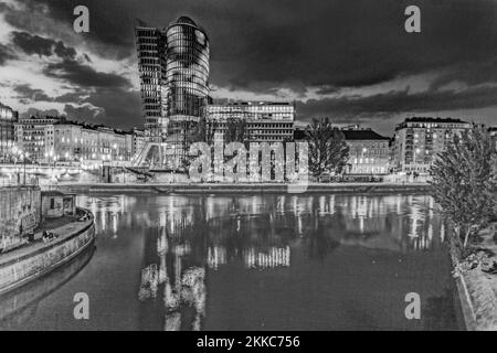 VIENNA, AUSTRIA - 22 APRILE 2009: Facciata della torre unica a Vienna, Austria. L'edificio ha ricevuto l'etichetta Green Building dell'Unione europea. È malato Foto Stock