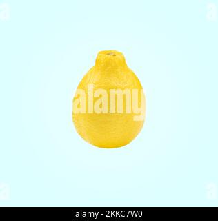 Foto di un limone succoso. Foto su sfondo chiaro. Spazio di copia. Incollare il testo. Foto Stock