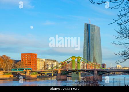 Francoforte, Germania - 19 GENNAIO 2019: Nuovo edificio della Banca centrale europea nella zona orientale del porto di Francoforte con ponte Foto Stock