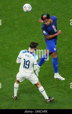 Al Khor, Qatar. 25th Nov 2022. Mason Mount (L) of England vies con Weston McKennie of the United States durante la partita di Gruppo B tra Inghilterra e Stati Uniti alla Coppa del mondo FIFA 2022 al Bayt Stadium di al Khor, Qatar, 25 novembre 2022. Credit: Pan Yulong/Xinhua/Alamy Live News Foto Stock