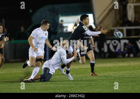 Newcastle, Regno Unito. 25th Nov 2022. Matias Moroni di Newcastle Falcons offload durante la partita Gallagher Premiership tra Newcastle Falcons ed Exeter Chiefs a Kingston Park, Newcastle venerdì 25th novembre 2022. (Credit: Chris Lishman | NOTIZIE MI) Credit: NOTIZIE MI & Sport /Alamy Live News Foto Stock