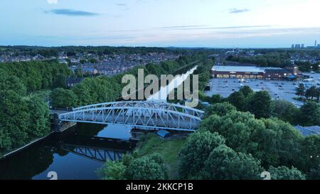 Una vista aerea al crepuscolo di un ponte sospeso sul canale delle navi di Manchester Foto Stock