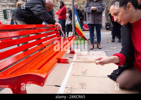 25 novembre 2022, Roma, RM, Italia: Alcune persone dipingono una panchina su Viale Trastevere a Roma in occasione della Giornata Mondiale contro la violenza contro le Donne (Credit Image: © Matteo Nardone/Pacific Press via ZUMA Press Wire) Foto Stock