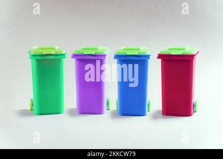 Contenitori in plastica multicolore per diversi tipi di rifiuti, sistema di raccolta differenziata dei rifiuti Foto Stock