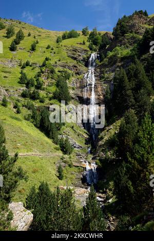 pirineos,benasque,cascada,aneto,ruta de las tres cascadas,cerler,montañas del pirineo aragonés Foto Stock